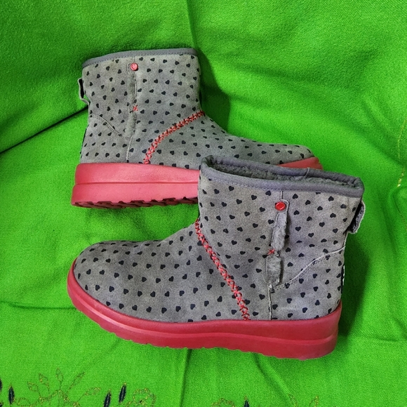 🌷UGG Short Women's Gray/Red Heart Boots Size 8 - Picture 3 of 15